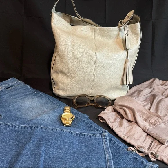 Coach Elegant Cream Leather Tote Bag - Picture 3 of 10